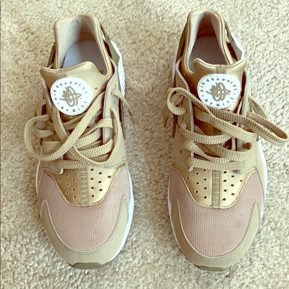 NIKE Herache Mens size 9.5 olive